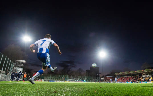 IFK Göteborgs Mads Winther Albaek lägger en hörna