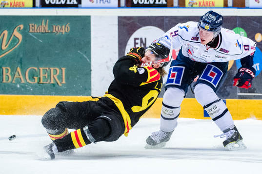 Linköpings Anton Karlsson och Brynäs Oskar Lindblom i en