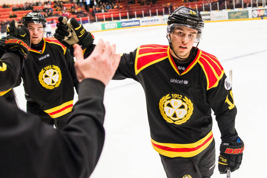 Brynäs Mattias Nörstebö  jublar
