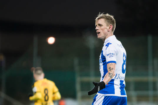 IFK Göteborgs Sören Rieks slår ut med armarna