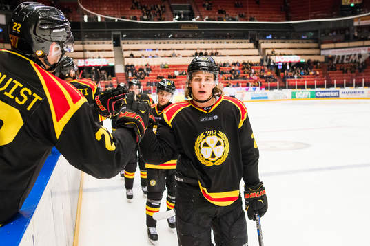 Brynäs Lucas Carlsson jublar