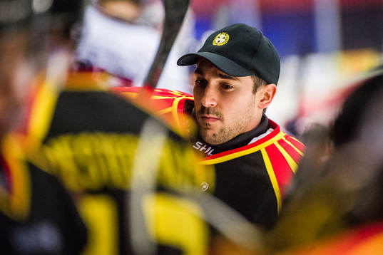 Brynäs målvakt Bernhard Starkbaum deppar i båset