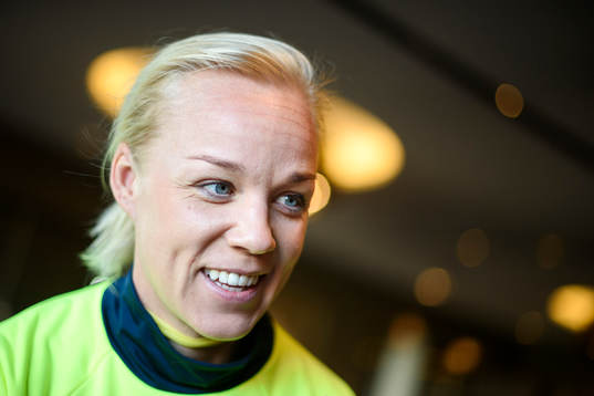 Sveriges Caroline Seger blir intervjuad innan en träning