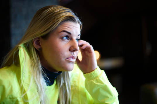 Sveriges Olivia Schough blir intervjuad innan en träning