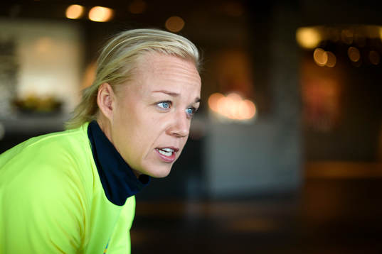 Sveriges Caroline Seger blir intervjuad innan en träning