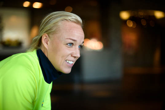 Sveriges Caroline Seger blir intervjuad innan en träning