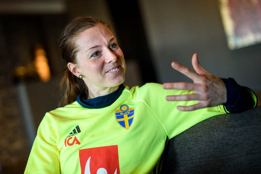 Sveriges Lotta Schelin blir intervjuad innan en träning
