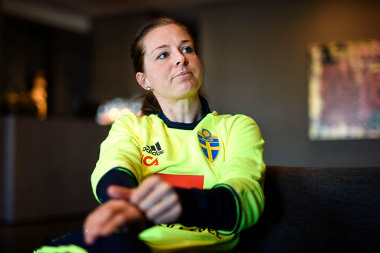 Sveriges Lotta Schelin blir intervjuad innan en träning