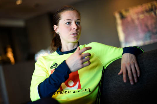 Sveriges Lotta Schelin blir intervjuad innan en träning