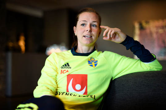 Sveriges Lotta Schelin blir intervjuad innan en träning