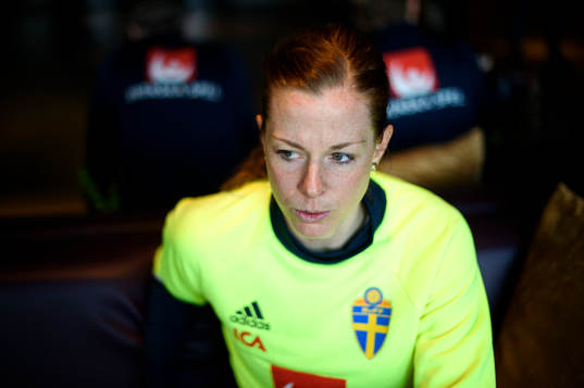 Sveriges Lotta Schelin blir intervjuad innan en träning