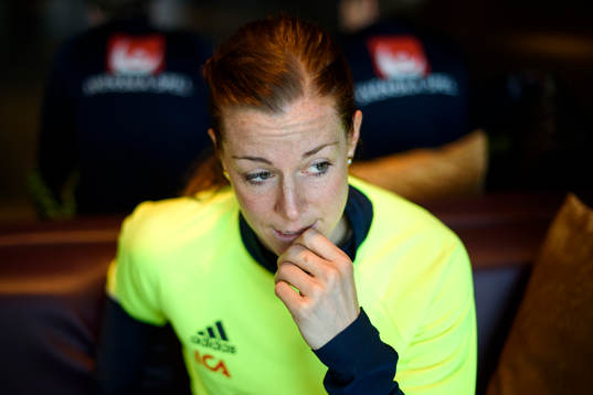 Sveriges Lotta Schelin blir intervjuad innan en träning