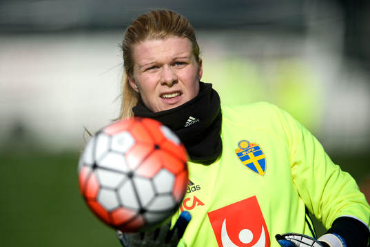 Sveriges målvakt Emelie Lundberg
