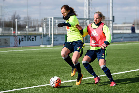 Sveriges Lotta Schelin och Jonna Andersson