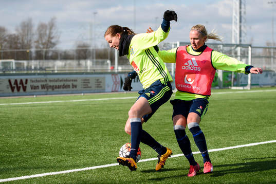 Sveriges Lotta Schelin och Jonna Andersson
