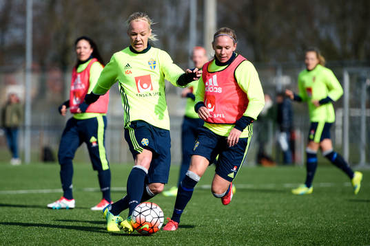 Sveriges Caroline Seger och Jonna Andersson