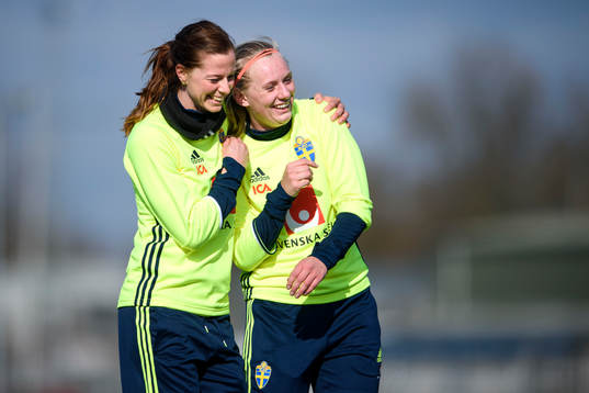 Sveriges Lotta Schelin och Stina Blackstenius jublar och