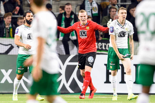 Hammarbys målvakt Ögmundur Kristinsson skäller på