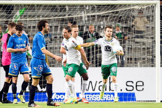 Hammarbys Erik Israelsson jublar med lagkamraterna