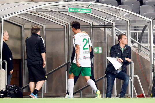Hammarbys Melker Hallberg blev utvisad och lämnar planen