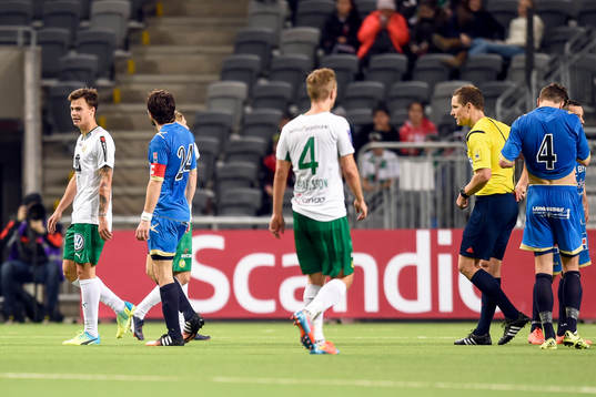 Hammarbys Melker Hallberg får rött kort av domaren Martin