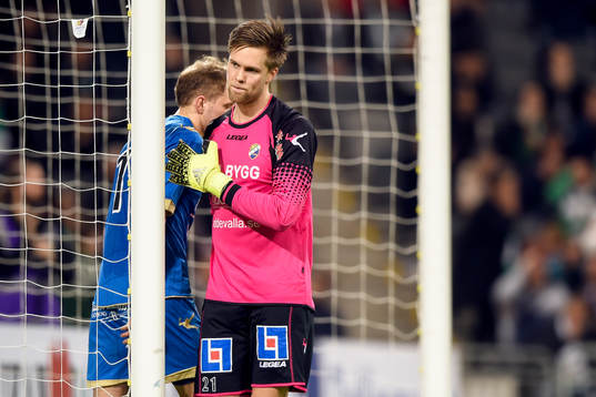 Ljungskiles målvakt Jonathan Johansson deppar