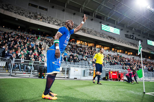 Ljungskiles Ahmed Suleiman lägger en hörna