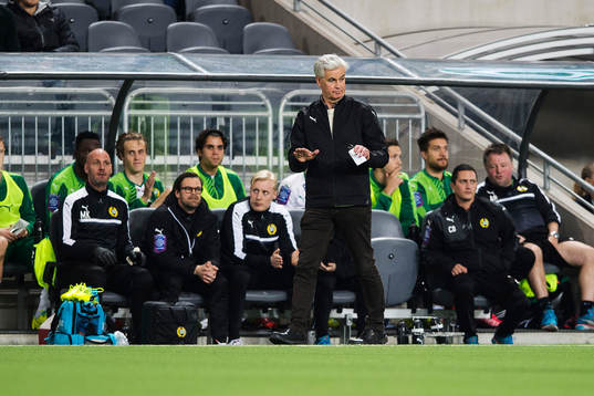 Hammarbys tränare Nanne Bergstrand försöker lugna spelet