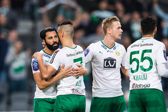 Hammarbys Stefan Batan (tv) kramar om Alexssander Medeiros