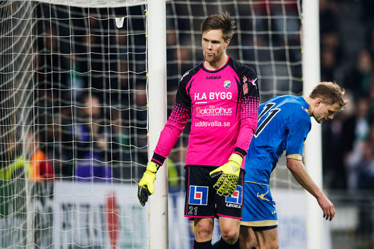 Ljungskiles målvakt Jonathan Johansson deppar