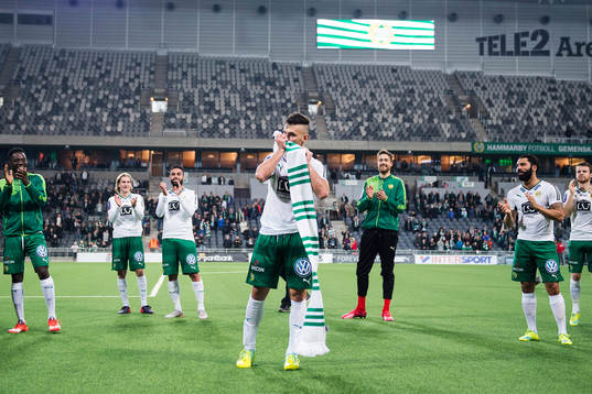 Hammarbys Alexssander Medeiros de Azeredo kysser en halsduk
