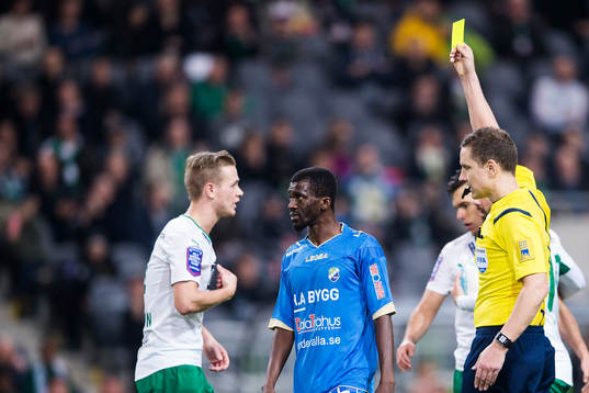 Ljungskiles Yussif Chibsah tilldelas ett gult kort