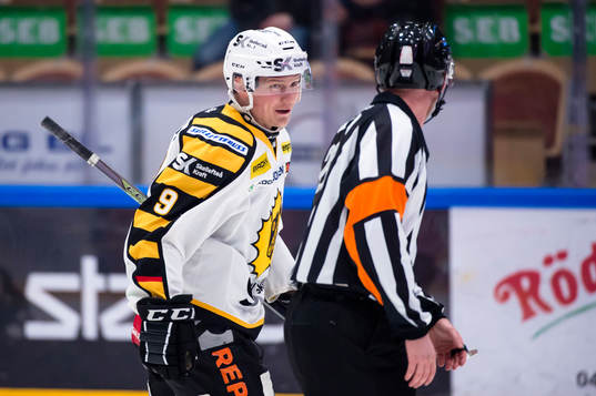 Skellefteås Patrik Zackrisson deppar då han får en