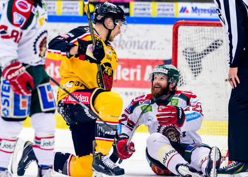 Luleås Ilari Melart och Frölundas Robin Figren sitter på