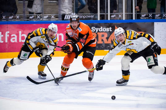 Karlskronas Emil Larsson i kamp om pucken
