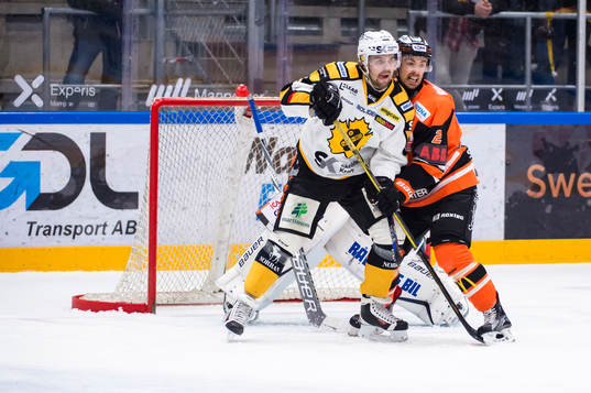 Skellefteås Axel Holmström oroar framför Karlskronas