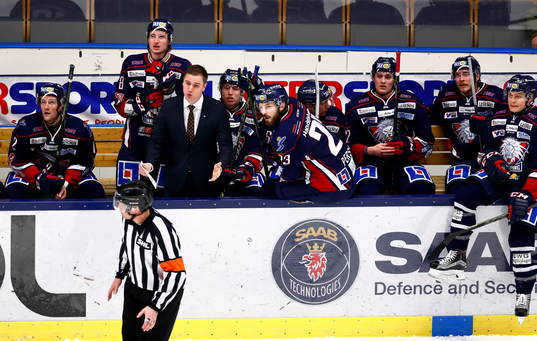 Linköpings Dan Tangnes reagerar i båset