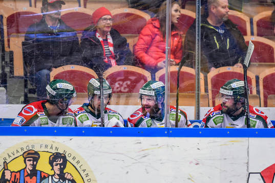 Frölundas Robin Figren med tre lagkamrater i