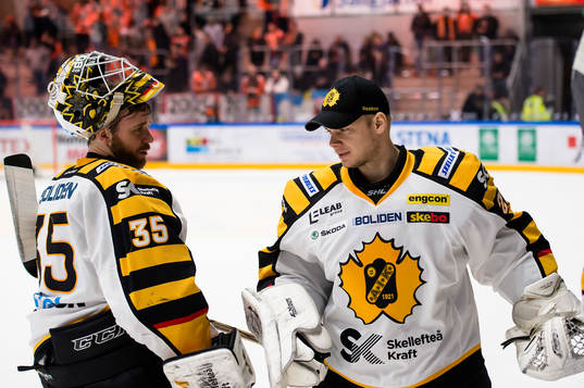 Skellefteås målvakt Markus Svensson och målvakt Johan