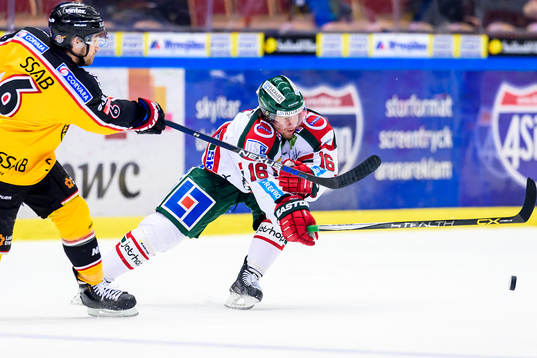 Frölundas Anton Axelsson täcker skott