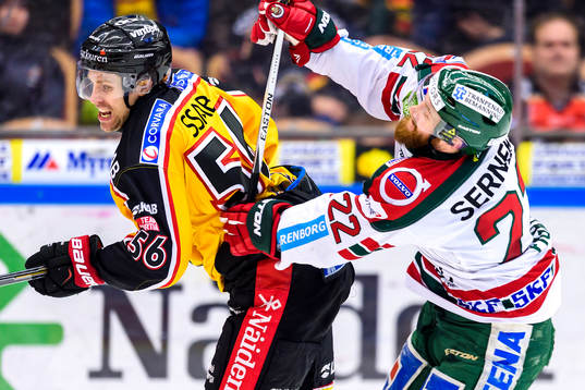 Frölundas Robin Figren tacklar Luleås Jonathan Sigalet