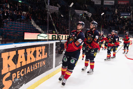 Djurgårdens Robin Norell och resten av laget tackar