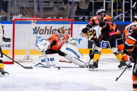 Karlskronas målvakt Johan Holmqvist stöter bort en puck