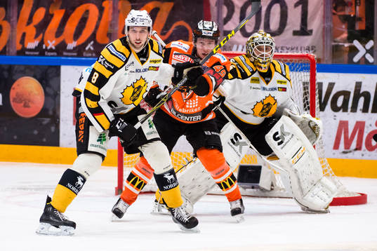 Karlskronas Filip Cruseman oroar framför Skellefteås