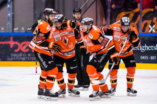 Karlskronas Mattias Guter har gjort 2-1 och jublar