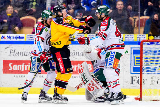 Luleås Emil Sylvegård i bråk med Frölundas Christoffer