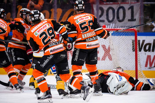 Karlskronas målvakt Johan Holmqvist ligger på marken