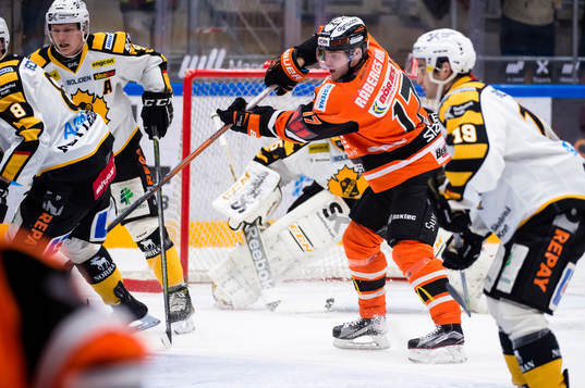 Karlskronas Joel Kellman styr undan en puck