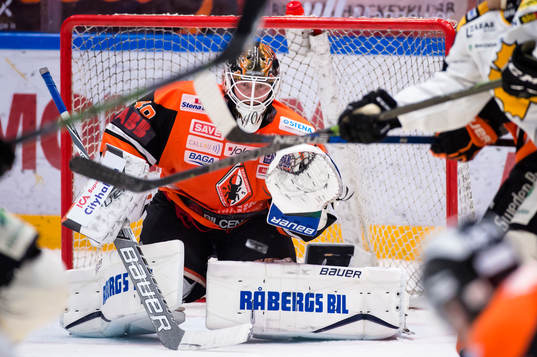 Karlskronas målvakt Johan Holmqvist räddar en puck