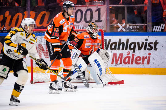 Karlskronas Daniel Gunnarsson framför Karlskronas målbur